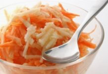 Морковный салат с яблоком и сметаной
