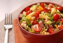 Итальянский салат с ветчиной, сыром и овощами