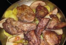 Пряная свинина по-украински с грушами и картофелем
