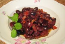 Фасоль по-румынски с салом