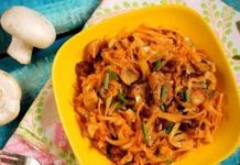Тушеная в мультиварке капуста с мясом и грибами