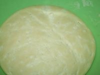 Очень вкусная пицца с хамоном и артишоками в итальянском стиле