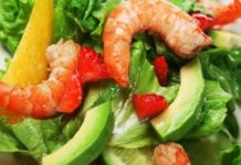Салат с креветками, авокадо и клубникой «Экзотика»
