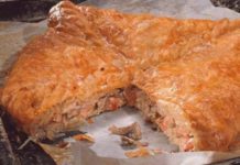 Рыбный пирог с рисом и яйцом